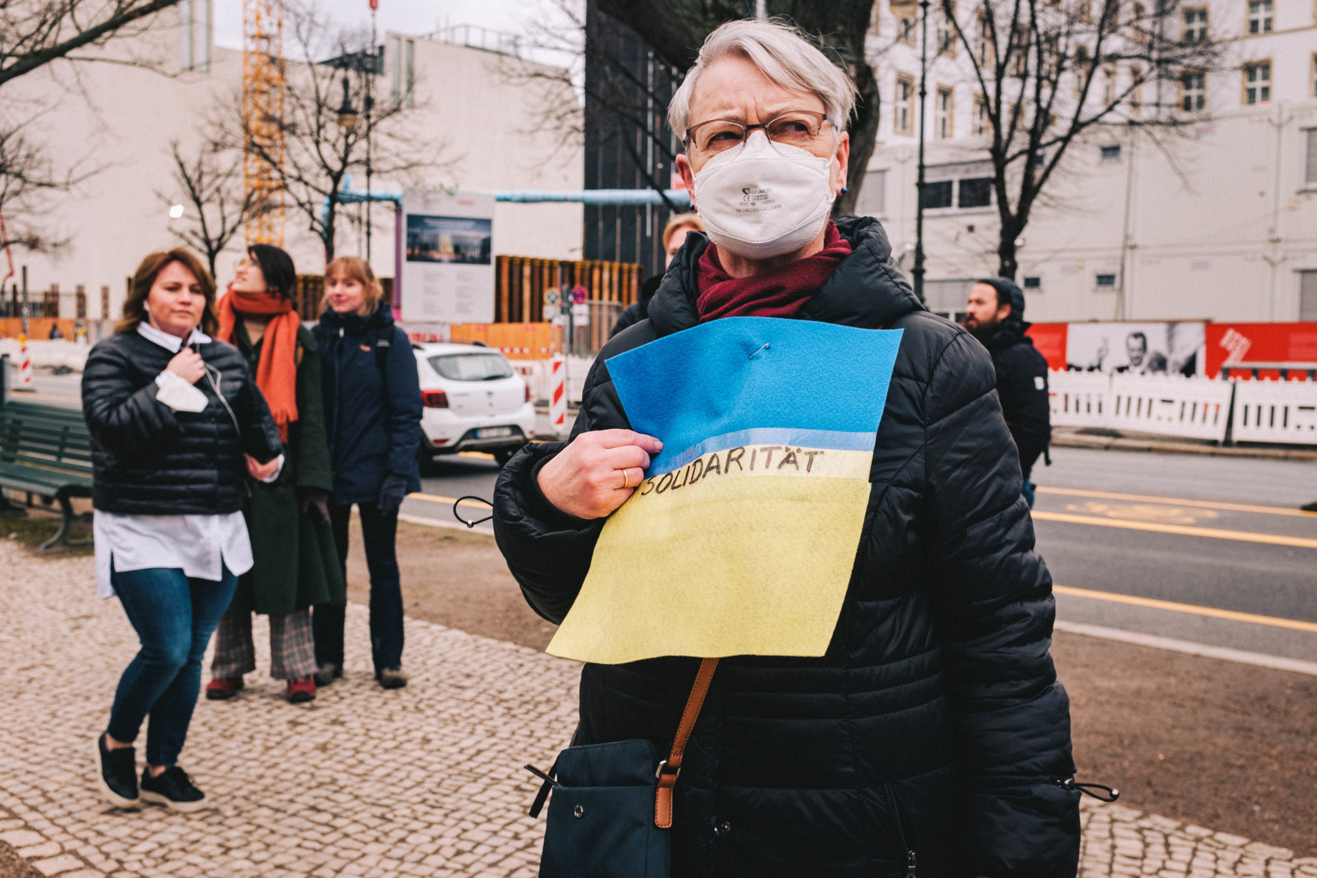 A protester outside the russian embassy in Berlin expressing her solidarity